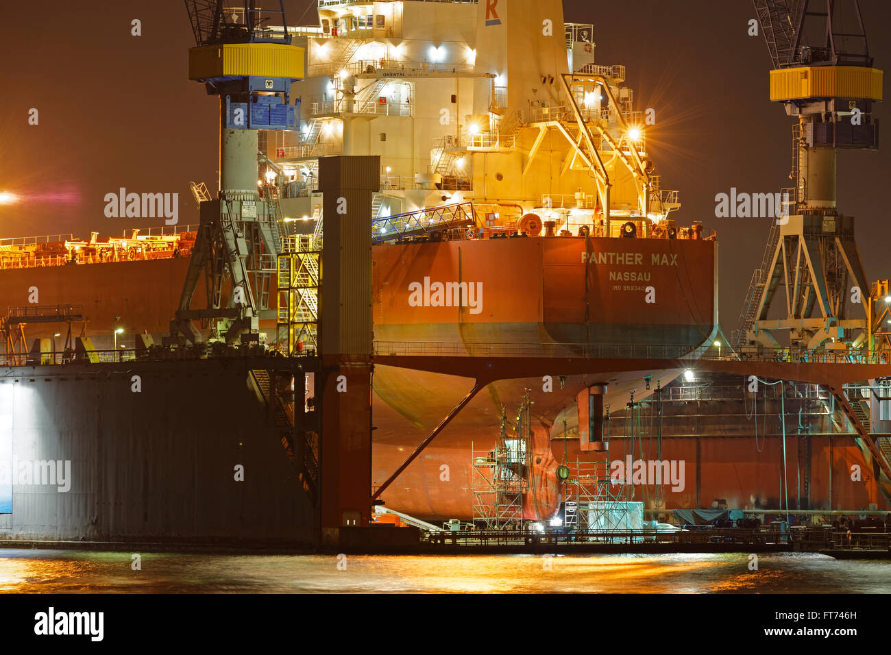 D'un cargo dans la cale sèche de Blohm und Voss, Hambourg, Allemagne, Europe Banque D'Images