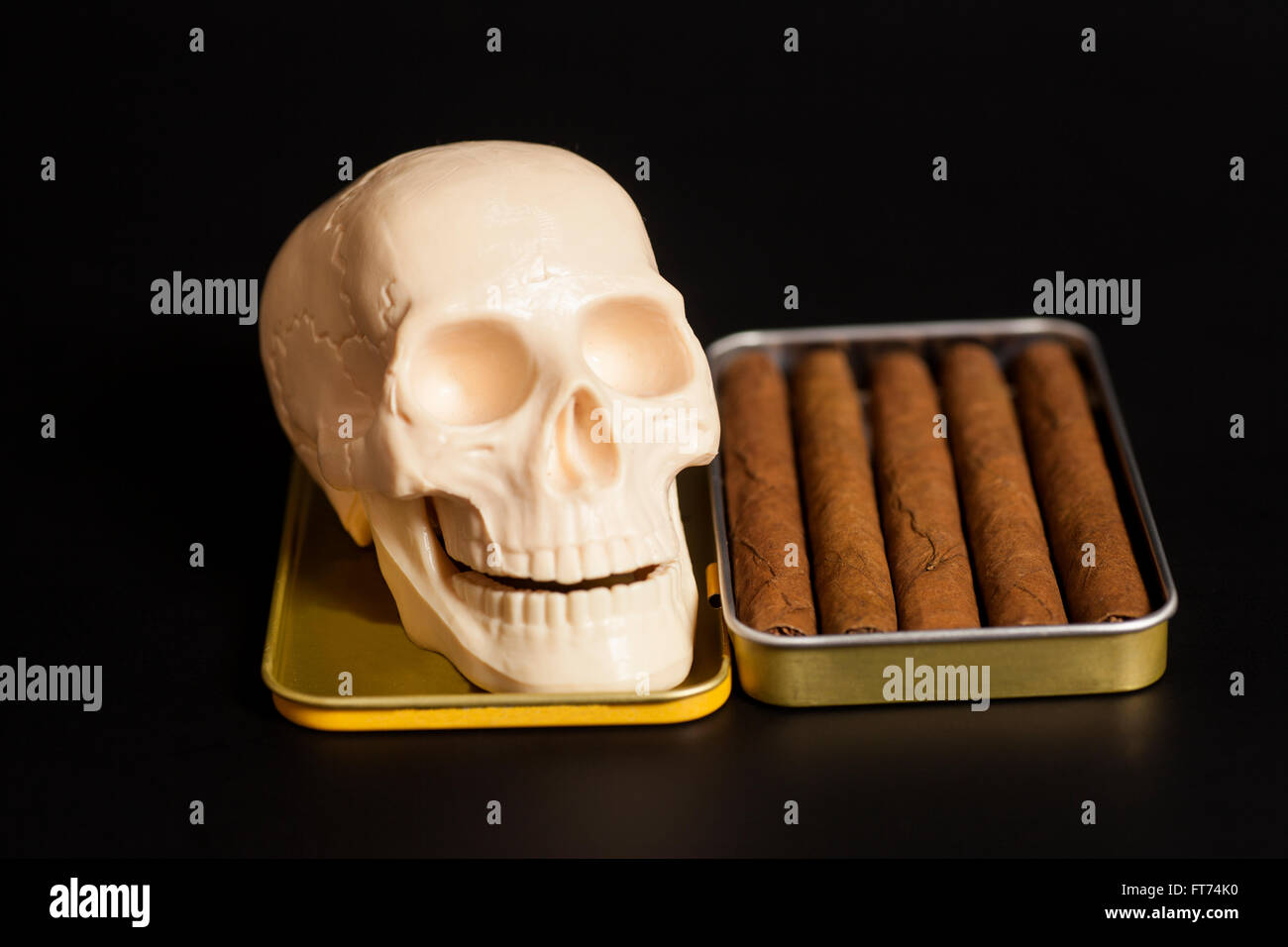 La godille avec métal boîte à cigares sur noir bacground Banque D'Images