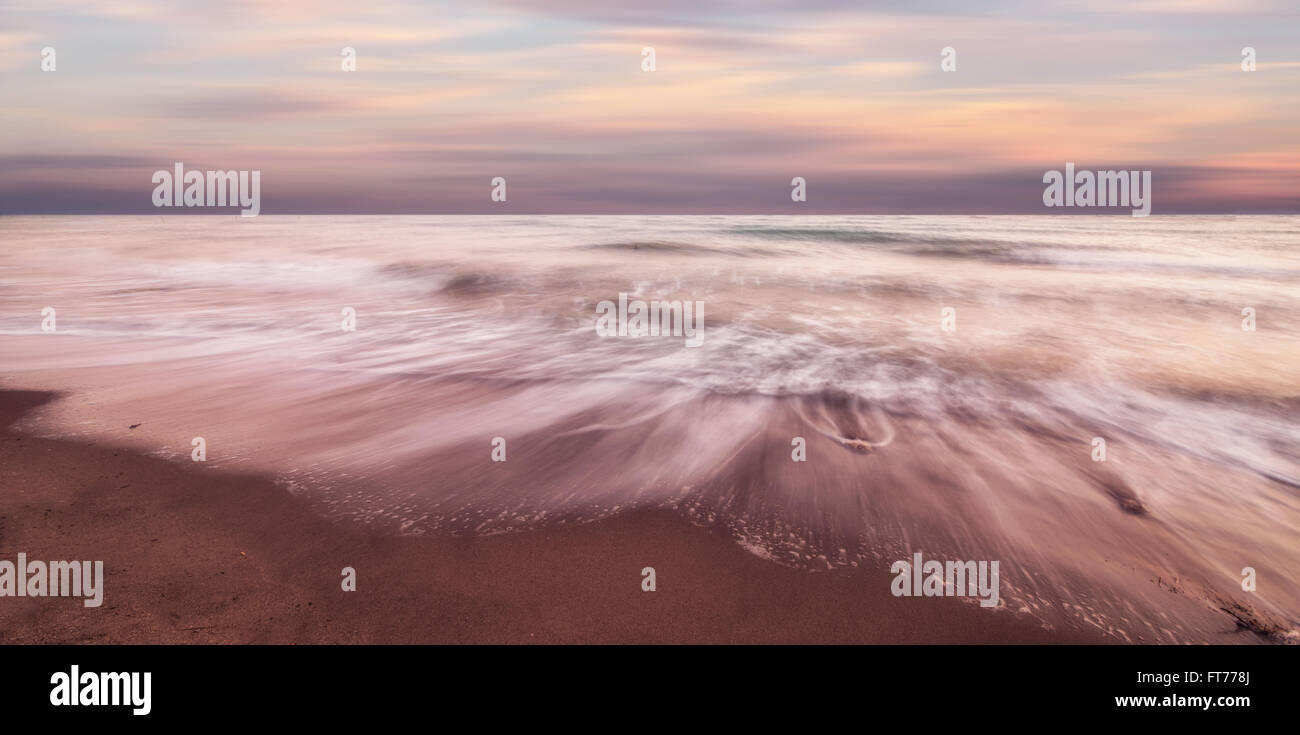 Plage dans le coucher du soleil avec une longue exposition Banque D'Images