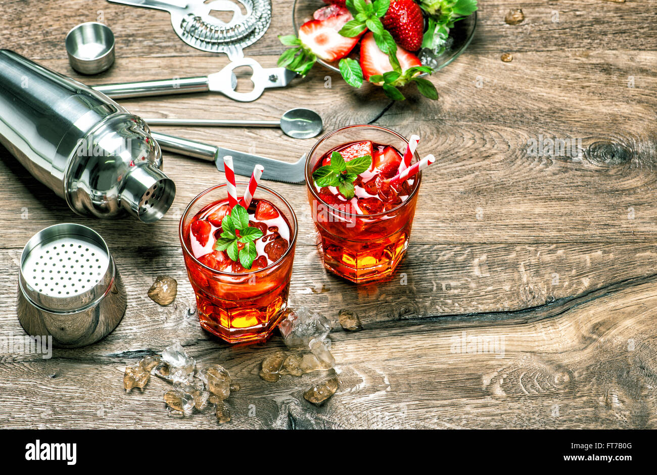 Verre rouge avec de la glace. Bar à cocktails shaker et d'outils. Tons style vintage photo Banque D'Images