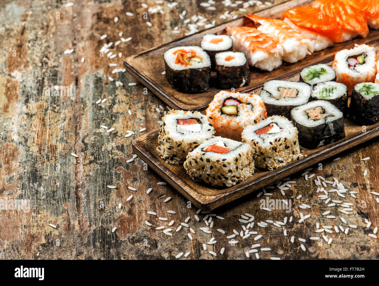 Sushi, maki, sashimi et sushi rolls sur fond de bois rustique Banque D'Images