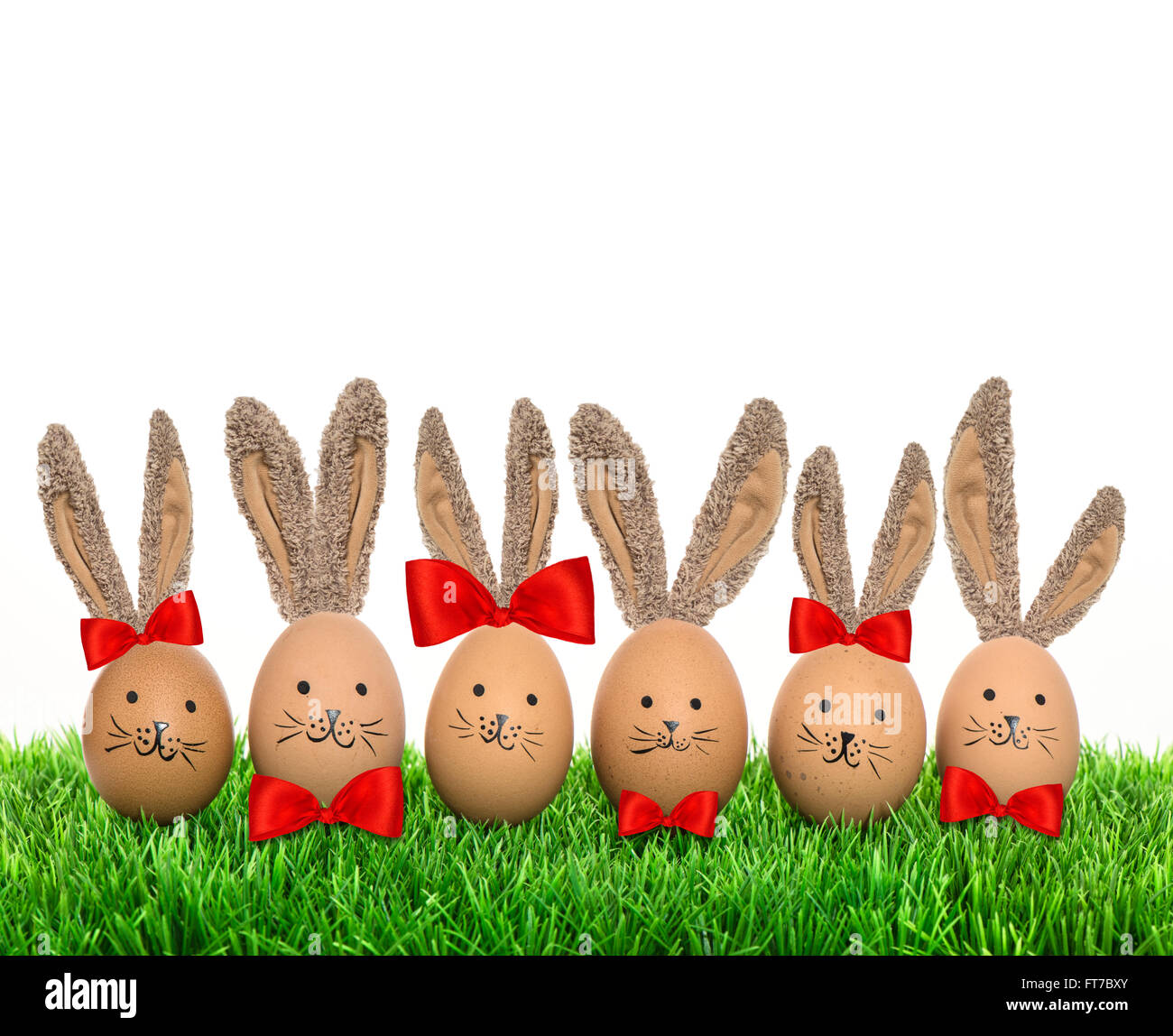 Les oeufs de pâques lapins drôle avec les grandes oreilles dans l'herbe verte. Décoration vacances colorés Banque D'Images