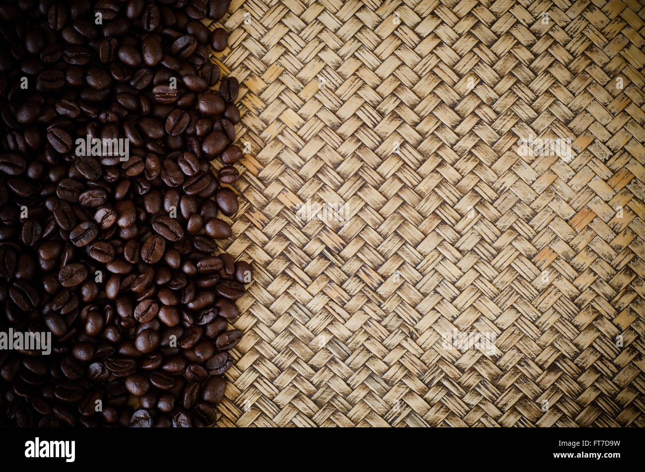 Les grains de café torréfiés sur fond de bambou Banque D'Images
