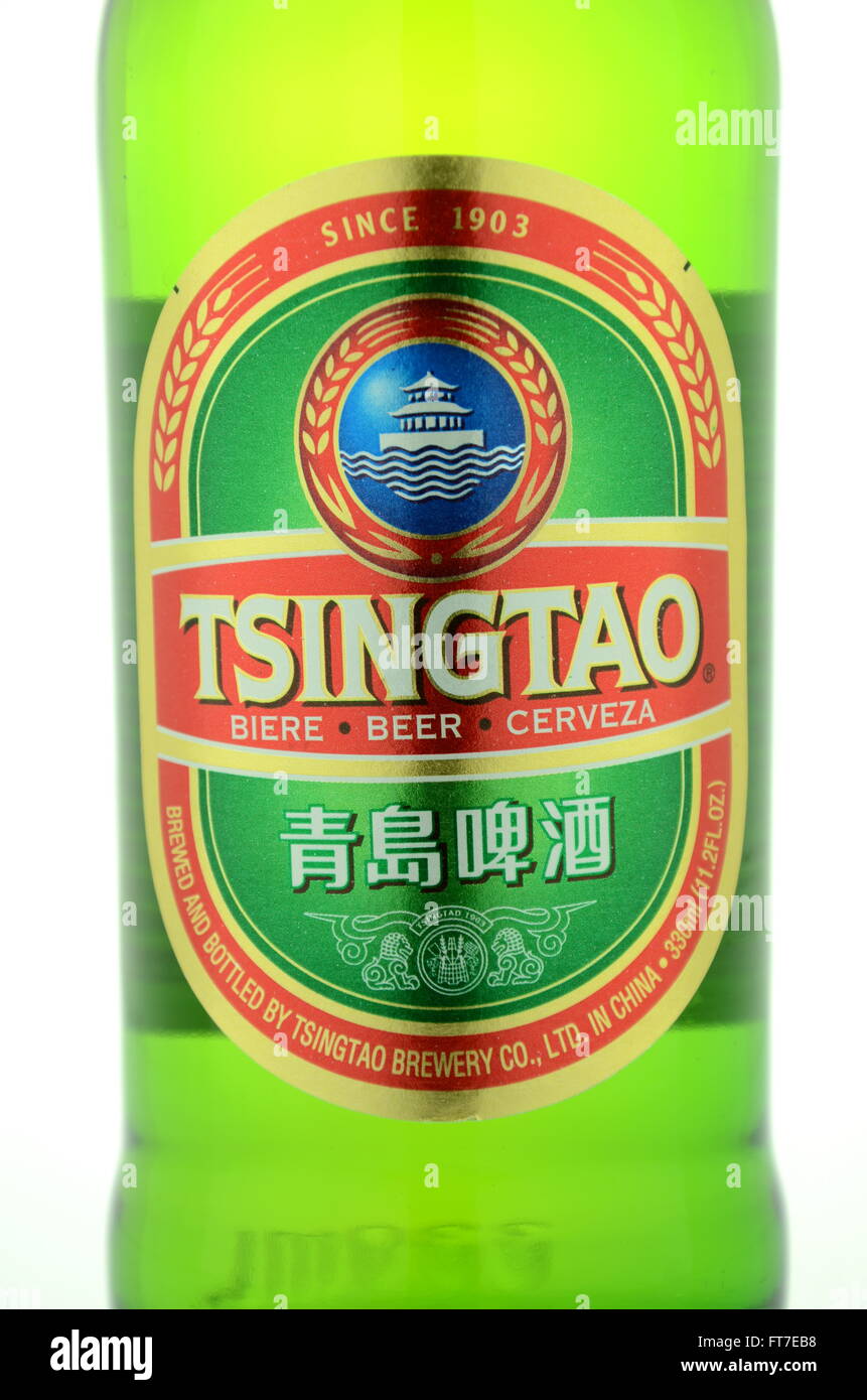 La bière Tsingtao isolé sur fond blanc. Banque D'Images