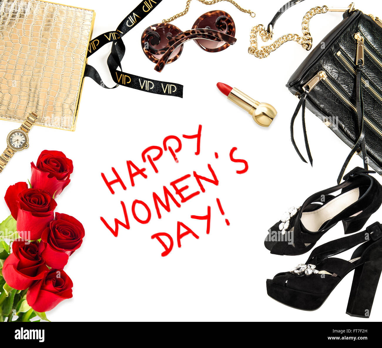 Maquette de la mode avec des accessoires de dame et roses rouges. Concept commercial. Womens heureux jour ! Banque D'Images