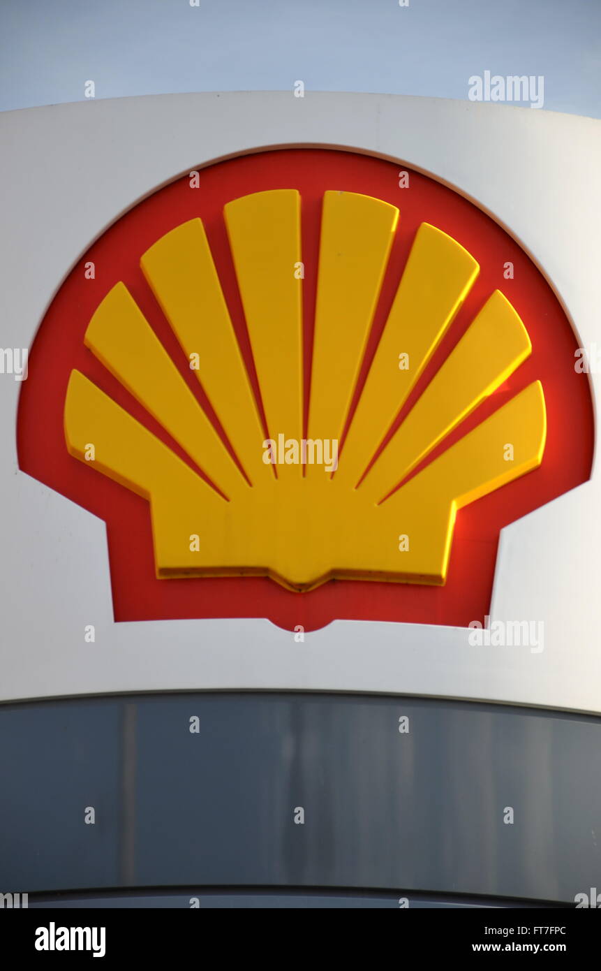 Signe de Shell contre ciel bleu, Gdansk. Shell Oil Company emploie environ 92000 salariés dans le monde Banque D'Images