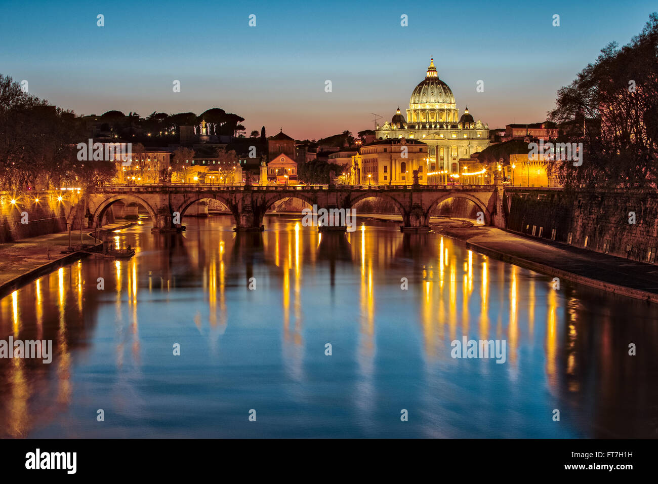 La basilique Saint Pierre au Vatican dans la nuit. Banque D'Images