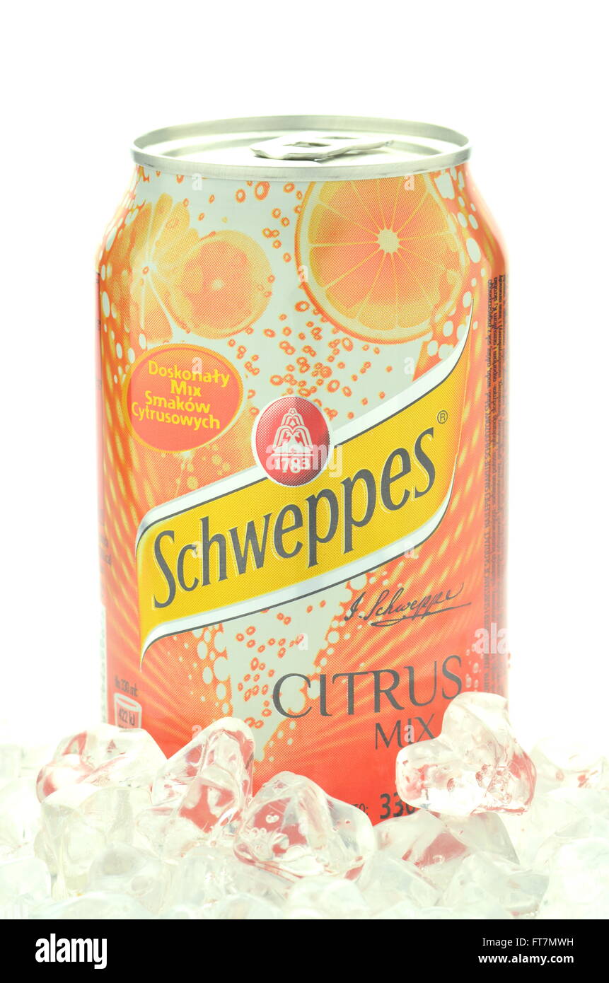 Schweppes verre sur des glaçons. Banque D'Images