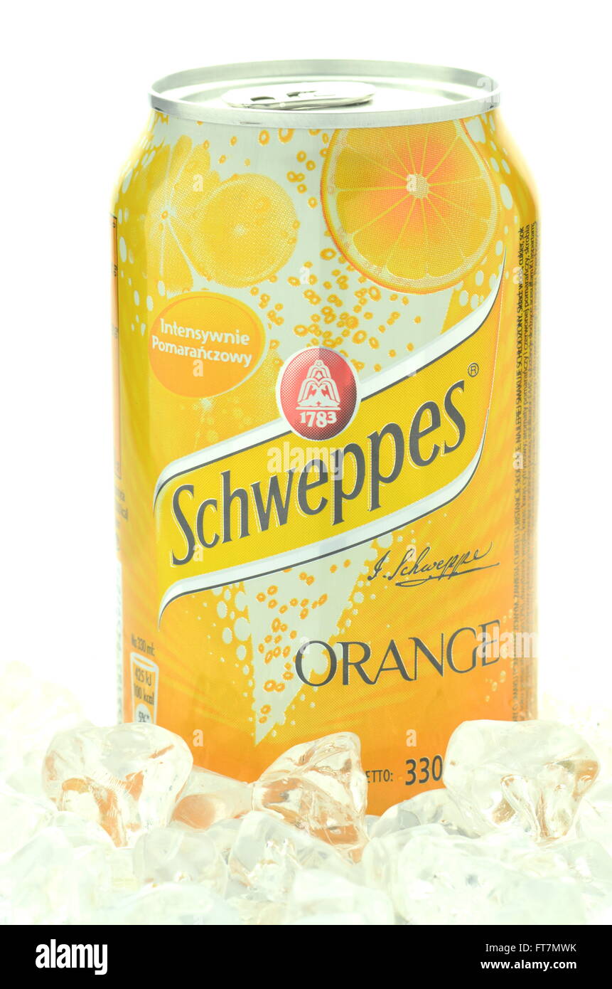 Schweppes verre sur des glaçons. Banque D'Images