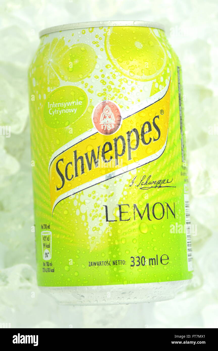 Schweppes verre sur des glaçons. Banque D'Images