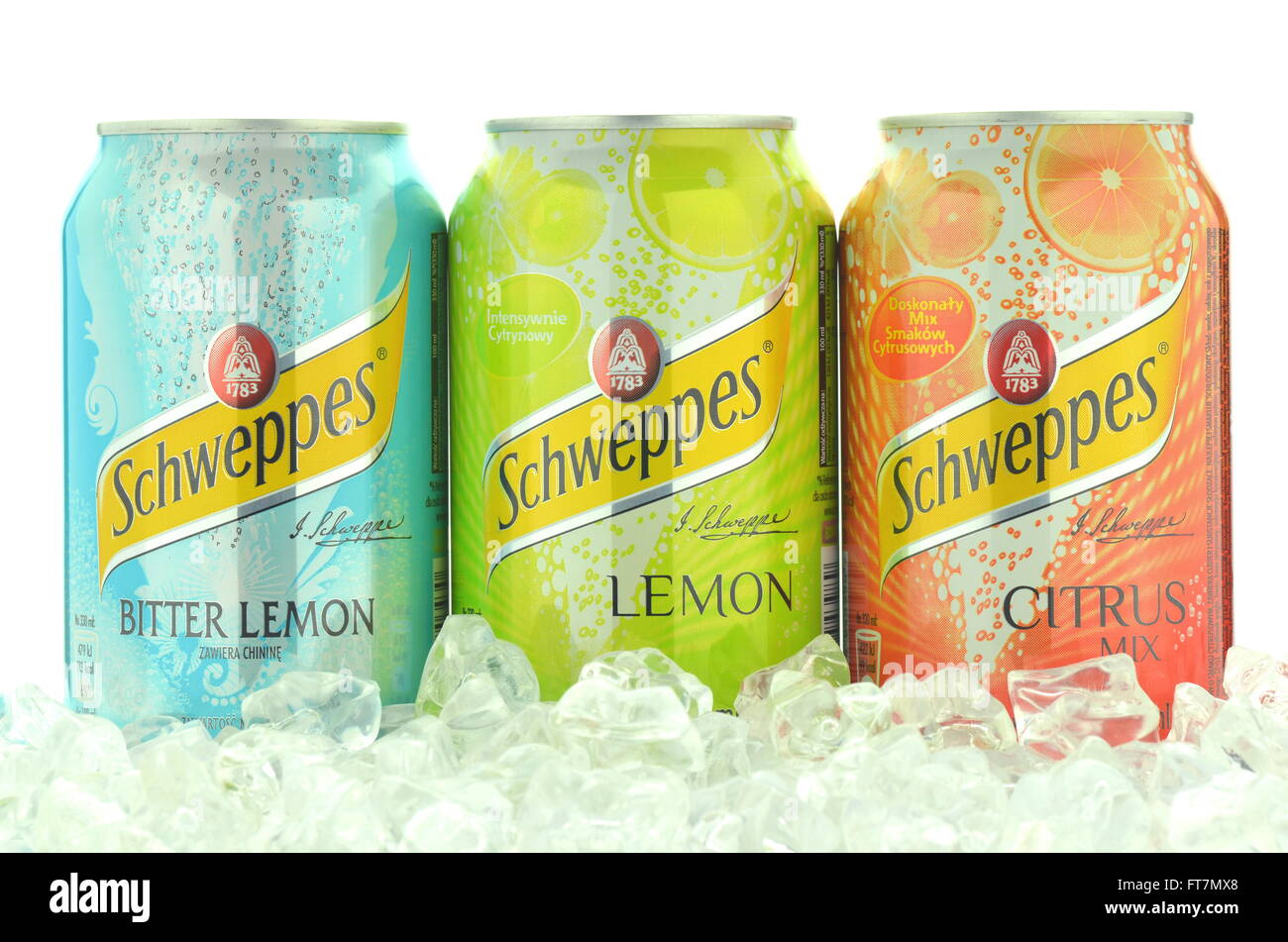 Schweppes verre sur des glaçons. Banque D'Images