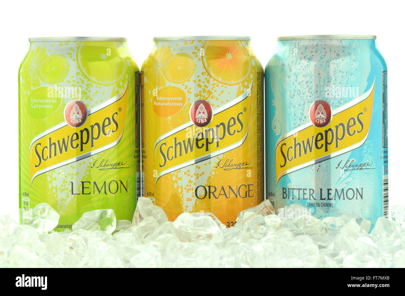 Schweppes verre sur des glaçons. Banque D'Images