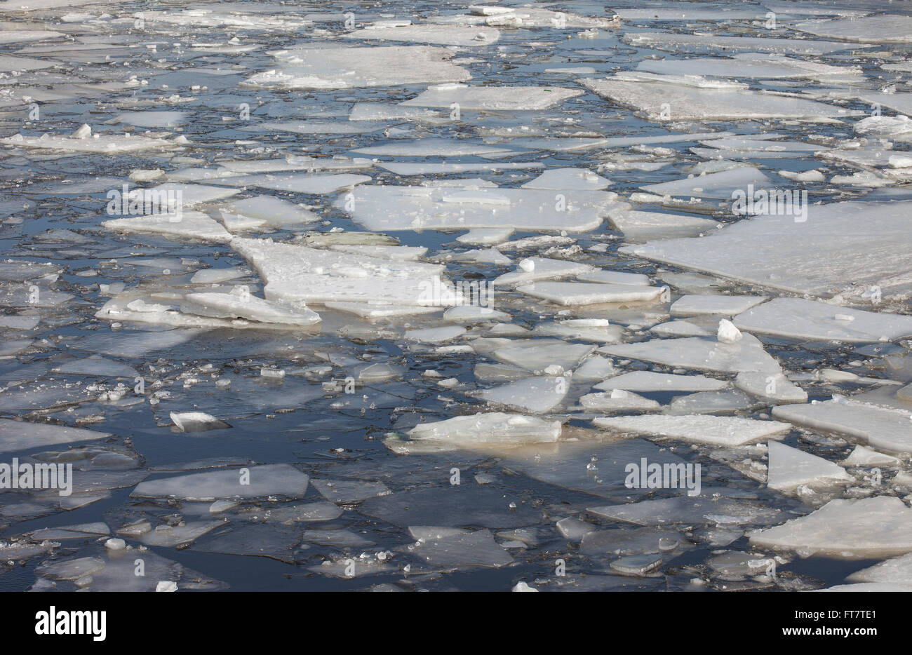 Rivière gelée avec des morceaux de glace Banque D'Images