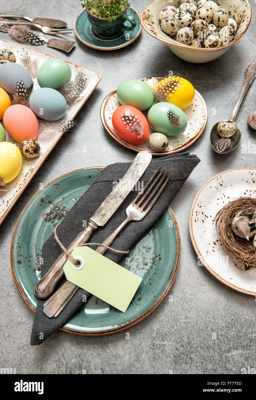Dîner de Pâques. Table de fête décoration de réglage avec les oeufs colorés Banque D'Images