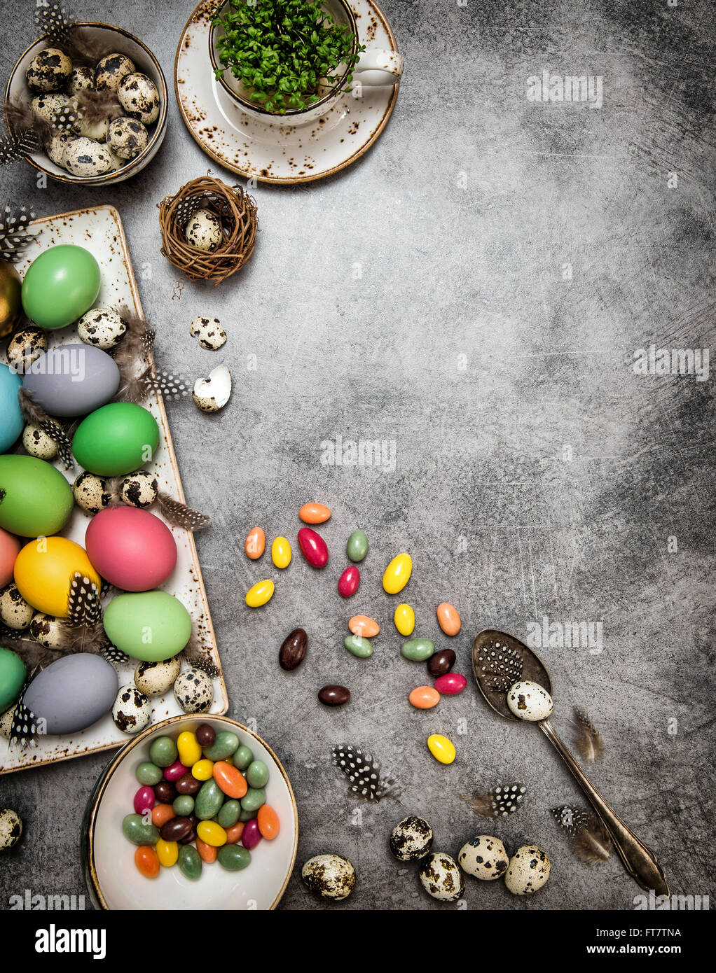 Décoration de Pâques avec des oeufs et des bonbons. Photo aux tons sombres Banque D'Images