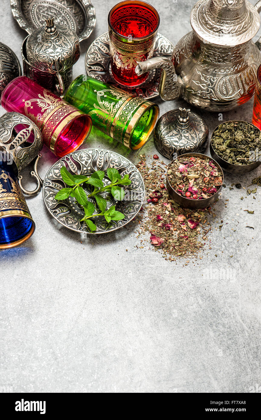 Plateau de feuilles de menthe et de pétales de rose. Tableau des jours fériés. Ramadan kareem Banque D'Images