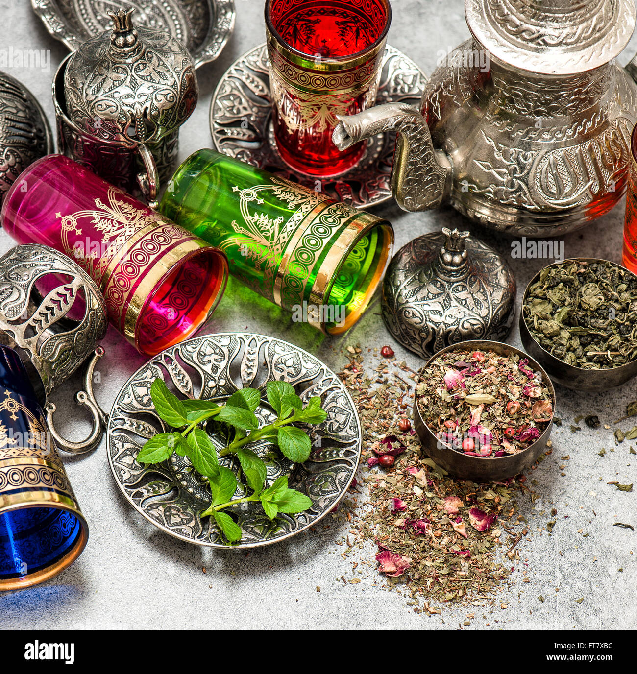 Table de thé avec théière et verres de couleur. Close up Banque D'Images