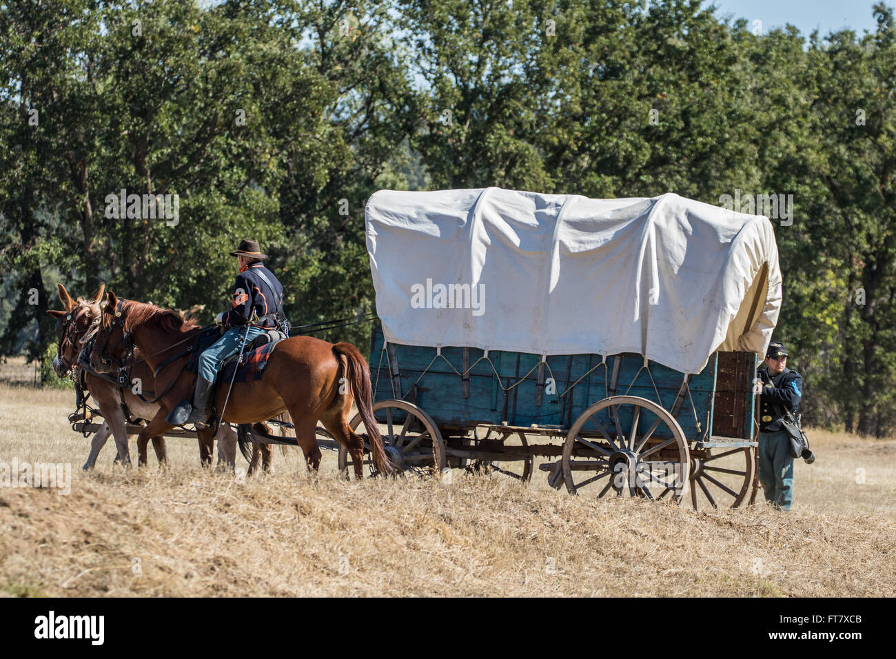 Une guerre civile américaine wagon et d'accompagnateurs dans une reconstitution de Anderson, en Californie. Banque D'Images