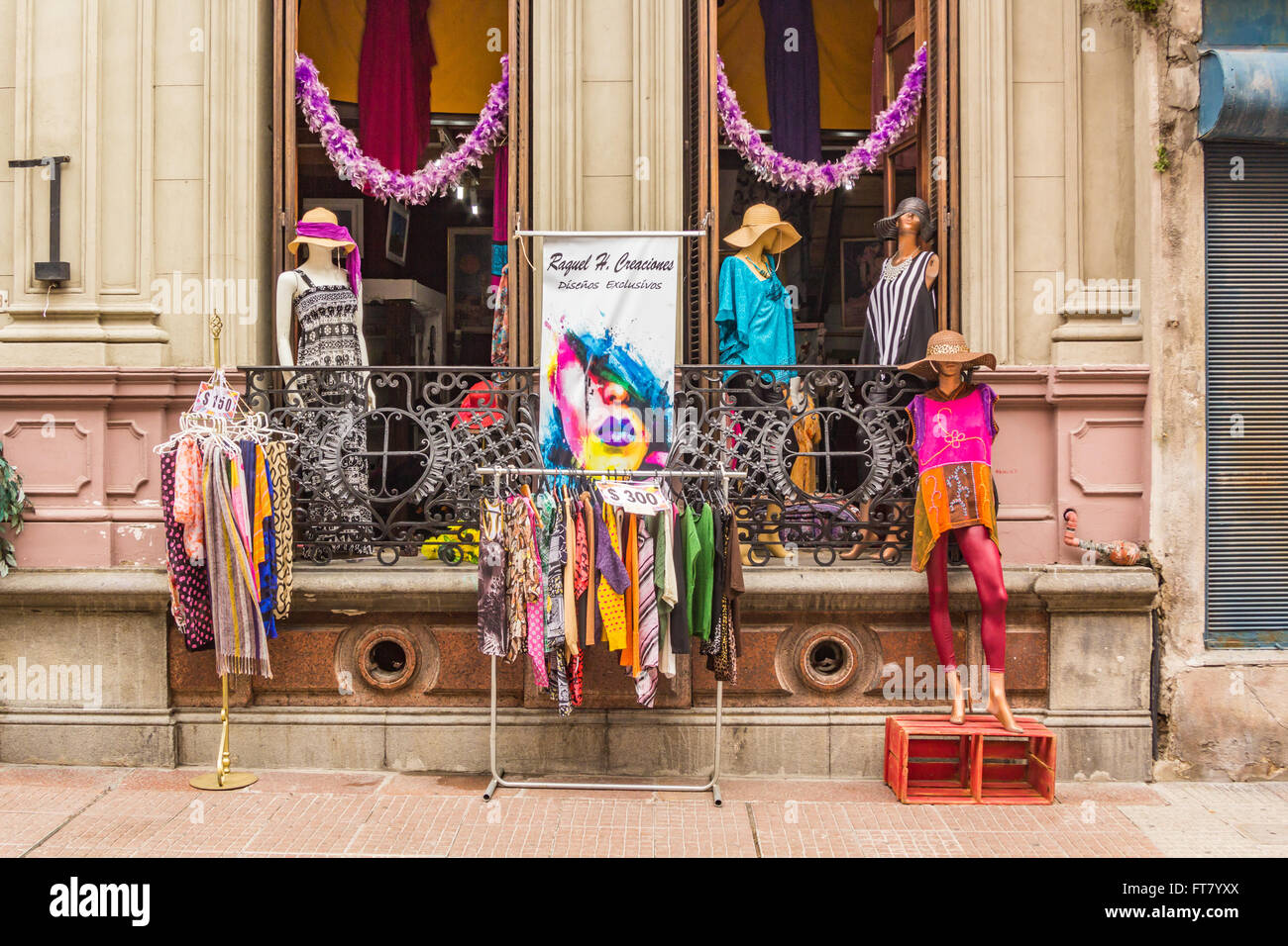 BOUTIQUE, MONTIVIDEO URUGUAY - CIRCA, décembre 2015. Magasin de vêtements locaux rue de l'affichage. Banque D'Images