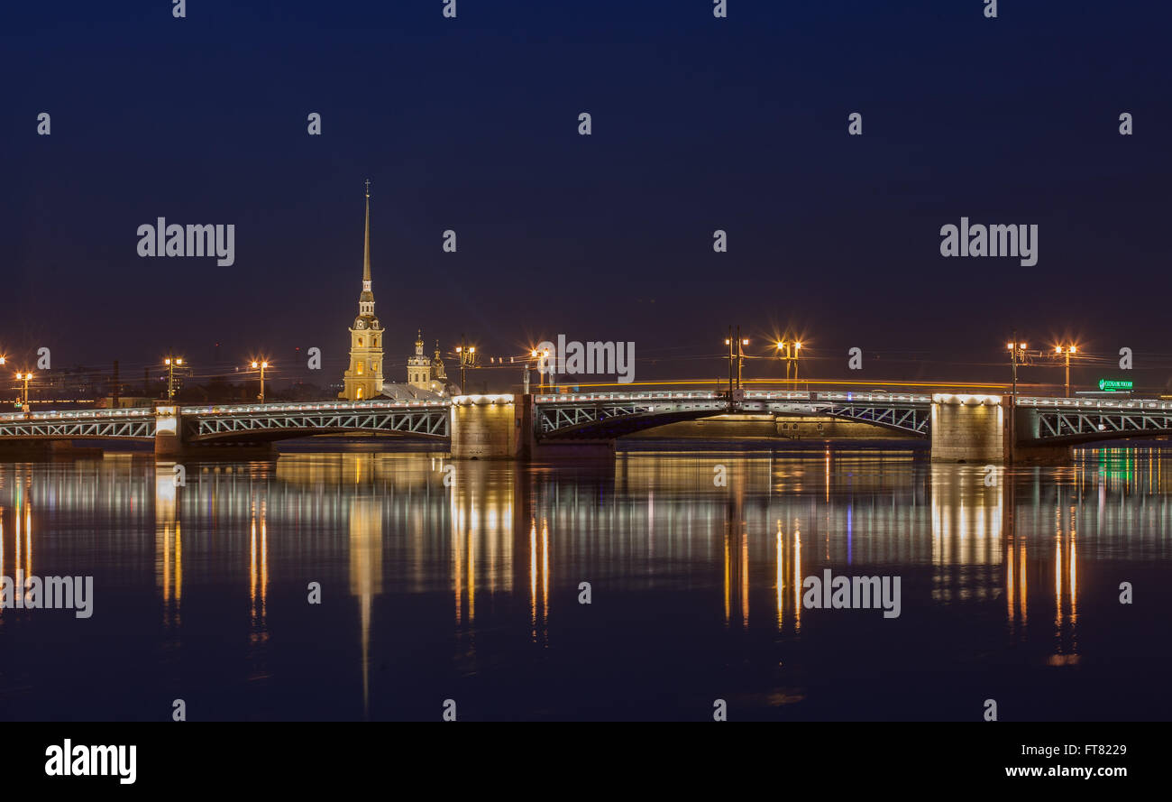 La rivière Neva, Pierre et Paul, Cathédrale, Palace bridge at night Banque D'Images