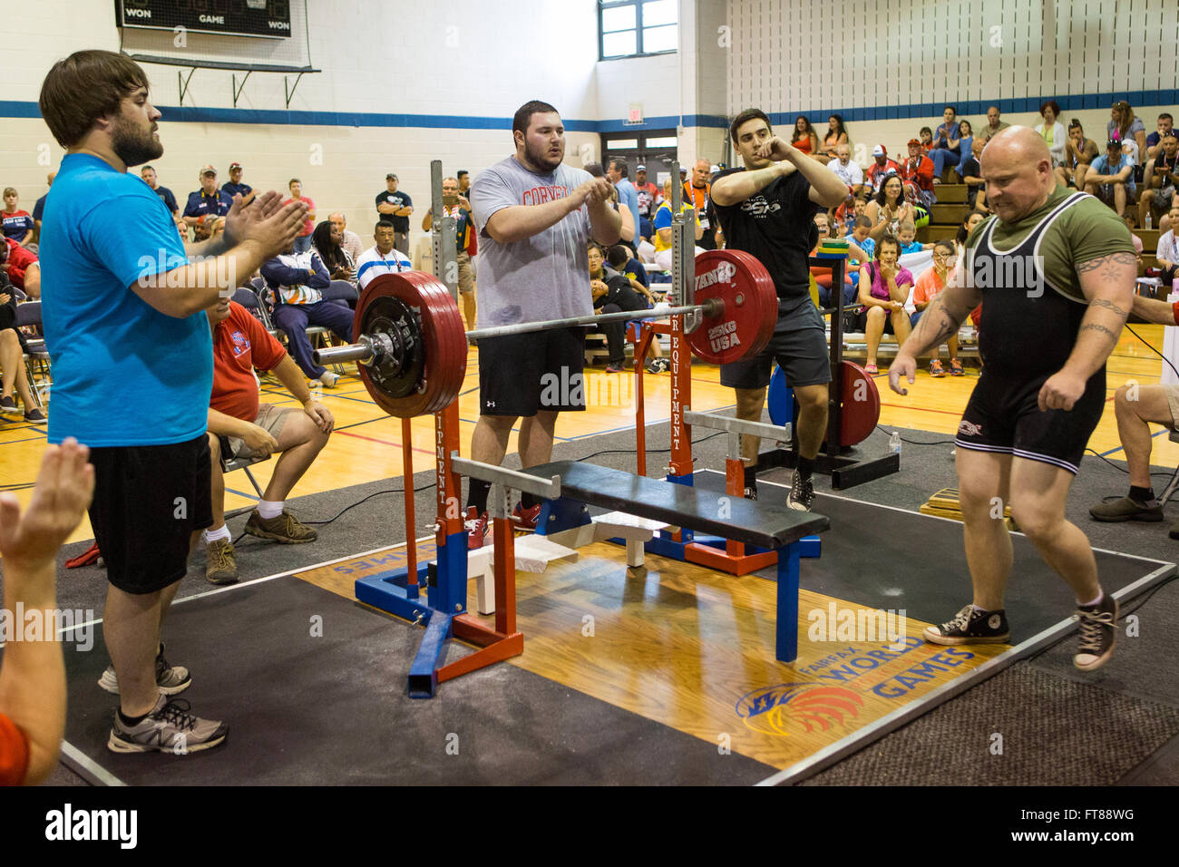 Matt Phelps, agent de la patrouille frontalière de Bonners Ferry, Idaho, établit un record du monde avec une presse à banc de 551 livres aux World police and Fire Games à Herndon, en Virginie. Le moment, capturé par James Tourtellotte, montre la détermination de Phelps alors qu'il se prépare à l'ascension. Banque D'Images