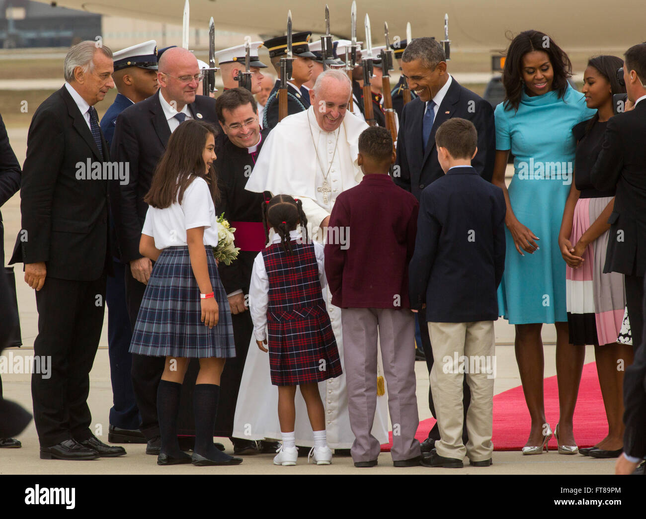 Le Pape arrive à Joint Base Andrews près de Washington D.C. et, avec le président Obama, rencontre avec les enfants des écoles qui présentent des fleurs avec lui alors qu'il commence sa tournée de trois villes des États-Unis. Photo de James Tourtellotte. Banque D'Images
