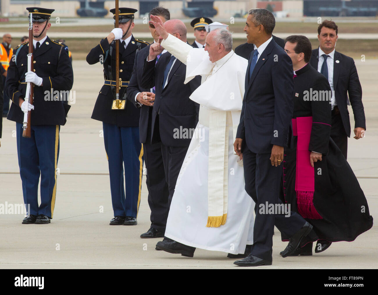 Le Pape arrive à Joint Base Andrews près de Washington D.C. et les vagues d'étudiants locaux avec le président Obama, alors qu'il commence sa tournée de trois villes des États-Unis. Photo de James Tourtellotte. Banque D'Images