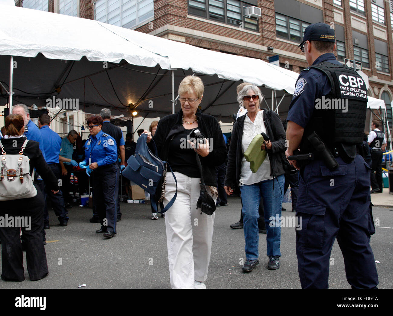 Le U.S. Customs and Border Protection (CBP) Officier Terry Russell (à droite) offre une présence de l'application de la loi à un contrôle de sécurité avant le Pape François masse" à Philadelphie le 27 septembre 2015. Le CBP a contribué à la sécurité du pape à Washington, D.C., New York et Philadelphie au cours de la semaine du Pape visite aux États-Unis. (Photo CBP/Steve PRAS) Banque D'Images