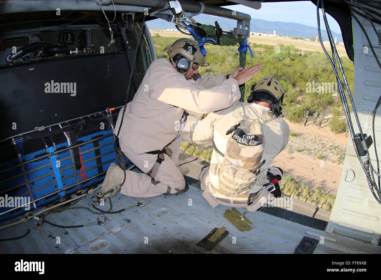 Des membres de l’équipe SWAT de la police de Tucson et des opérations aériennes et maritimes (AMO) du Service des douanes et de la protection des frontières des États-Unis mènent une formation conjointe sur les cordes rapides à la base aérienne Davis-Monthan. Cette formation renforce la collaboration entre les organismes afin d'assurer une sécurité efficace aux frontières et dans l'espace aérien. Banque D'Images