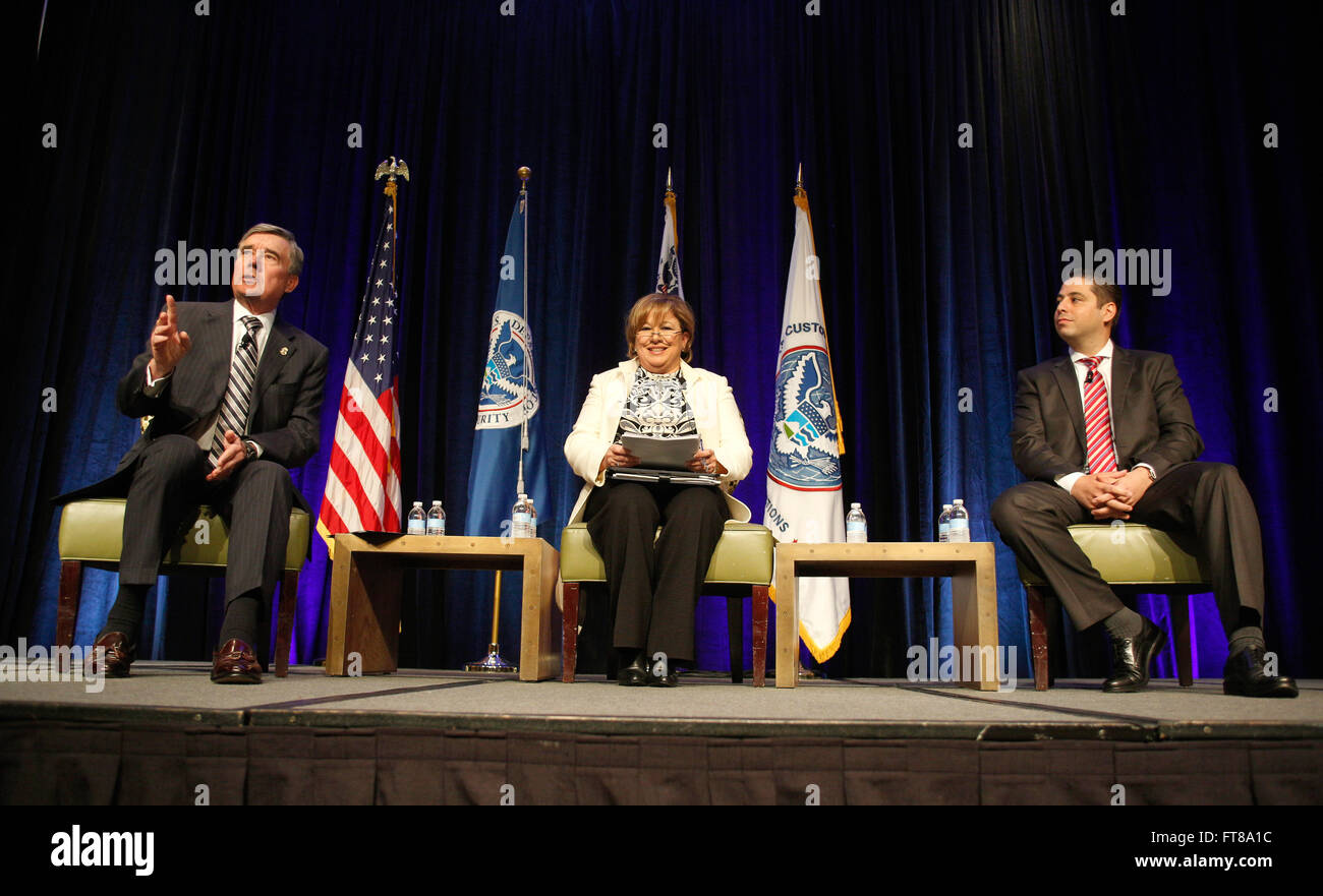 U.S. Customs and Border Protection Commissaire R. Gil Kerlikowske participe à un groupe de discussion avec l'administrateur général des douanes mexicain Ricardo Trevino de travailler ensemble en tant que partenaires commerciaux au cours de la Côte Est 2015 Trade Symposium tenu à Baltimore, Md., Novembre 4, 2015. Ana Hinojosa, centre, modère la session. (U.S. Customs and Border Protection Photo par Glenn Fawcett) Banque D'Images