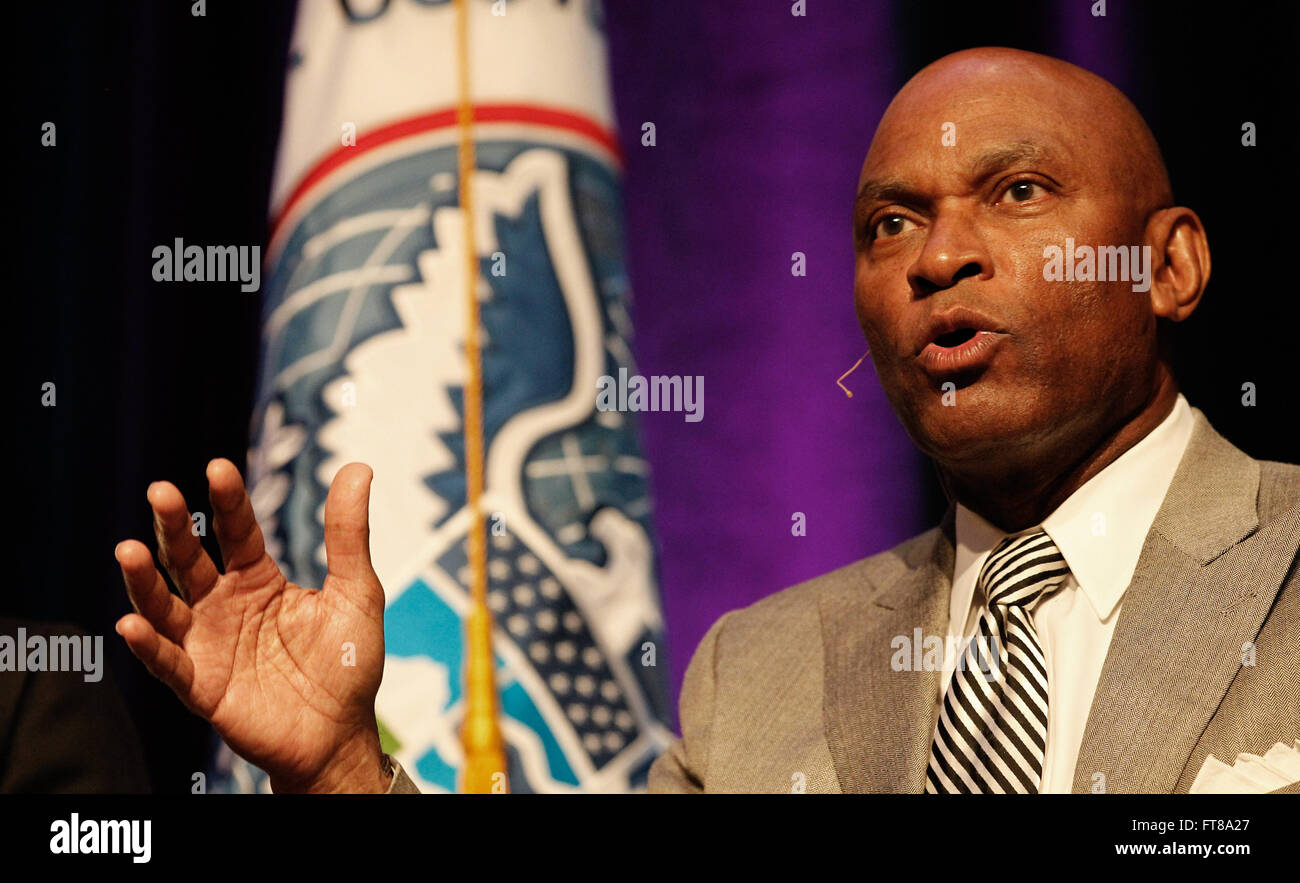 Charles Stallworth, commissaire adjoint, Bureau des affaires internationales, le SDPF, offre ses pensées dans une table ronde animée par Maria Luisa Boyce durant la session finale de la première journée de la Côte Est 2015 Trade Symposium tenu à Baltimore, Md., Novembre 4, 2015. (U.S. Customs and Border Protection Photo par Glenn Fawcett) Banque D'Images