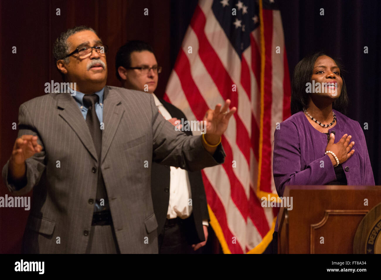 Teiko Campbell, membre des douanes et de la protection des frontières des États-Unis, interprète l'hymne national lors de la célébration du mois national du patrimoine amérindien 2015 à Washington D.C. L'événement a mis l'accent sur le thème de la croissance des leaders amérindiens pour les générations futures. Banque D'Images