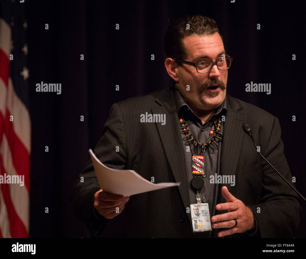 Orateur principal Joe Sarcinella, écuyer, Conseiller principal &AMP ; Affaires autochtones américaines de liaison, Bureau du secrétaire, ministère de la Défense des États-Unis fait une allocution à la National Native American 2015 Célébration du Mois du patrimoine " les dirigeants autochtones de plus en plus : l'amélioration de nos sept générations" tenue à l'Auditorium du ministère du Commerce coordonné par Enviromental Protection Agency, Agence Américaine pour le développement international et la U.S. Customs and Border Protection à Washington D.C. Photo de James Tourtellotte Banque D'Images