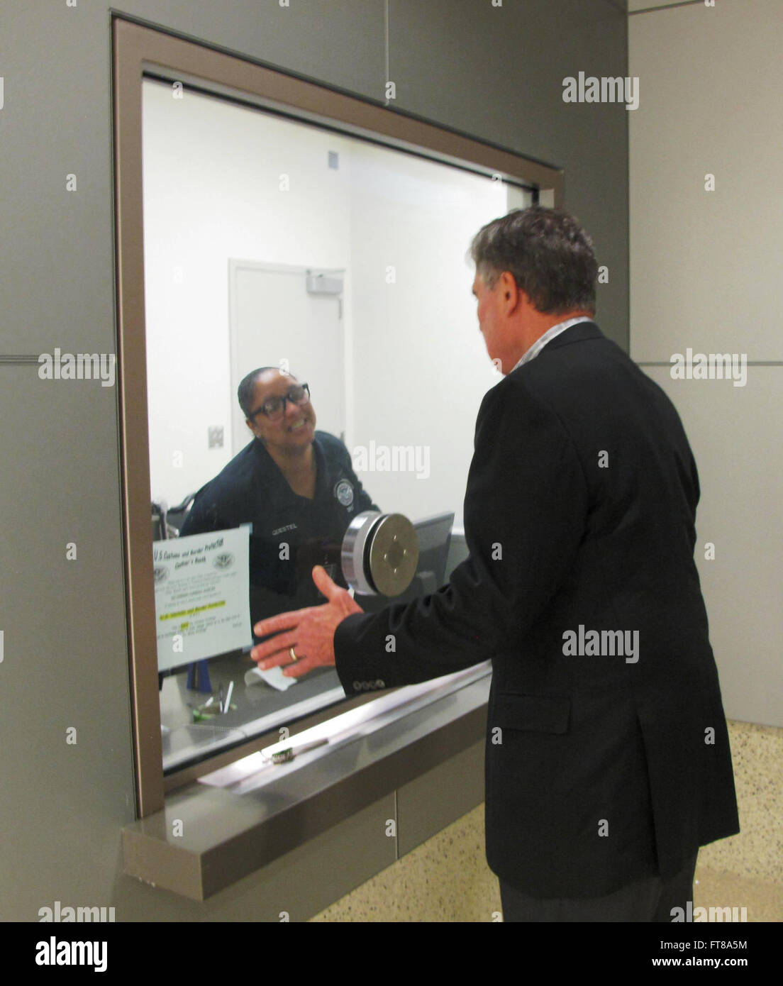 12/25/2015 - L'Aéroport International de Los Angeles - U.S. Customs and Border Protection Commissaire Gil Kerlikowske arrêté par lax le jour de Noël à visiter le CBP des employés travaillant à la maison de vacances. Photos par : Lee Ann Harty Banque D'Images