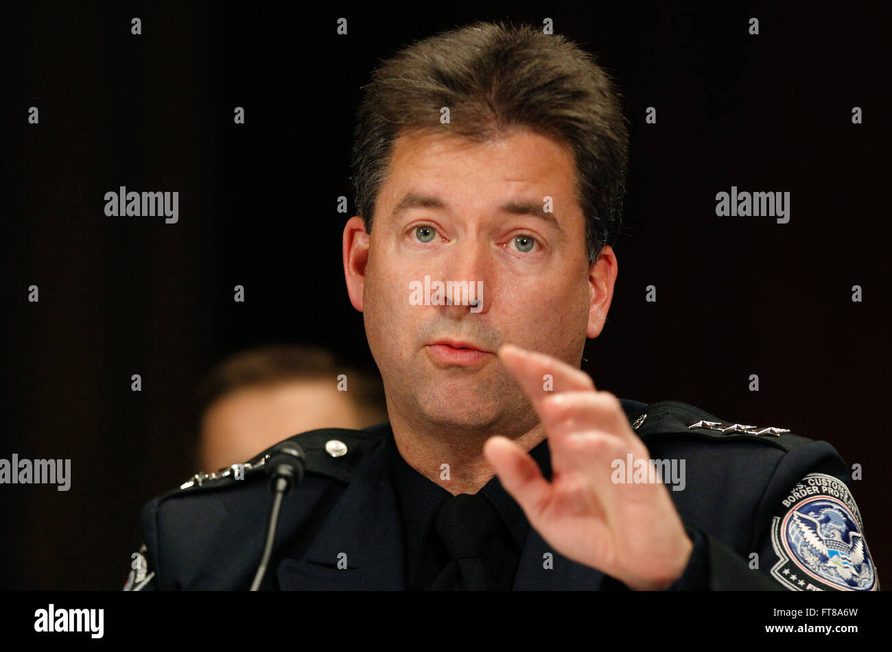 John Wagner, sous-commissaire adjoint de la U.S. Customs and Border Protection Bureau d'opérations de terrain ; témoigne sur l'oeuvre encore sortie biométriques tracking system avant le Sous-comité du Sénat sur l'Immigration et de l'intérêt national, à Washington, D.C., le 20 janvier 2016. (Photo CBP par Glenn Fawcett) Banque D'Images