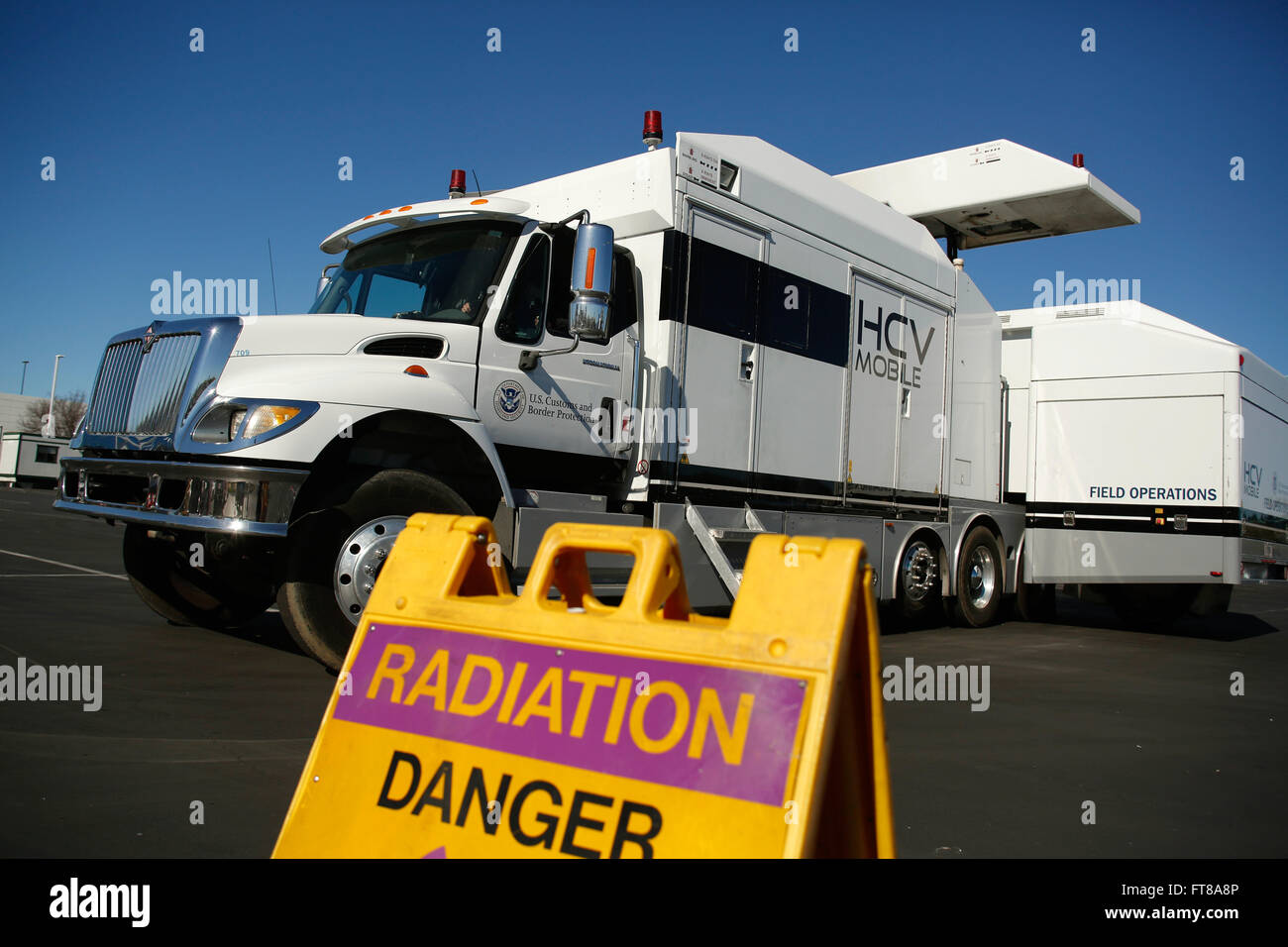 Un U.S. Customs and Border Protection véhicule d'inspection non intrusive attend sur le parking afin de commencer le balayage d'une file de camions à l'avance de Super Bowl 50 à Santa Clara, Californie, 2016. (U.S. Customs and Border Protection Photo par Glenn Fawcett) Banque D'Images