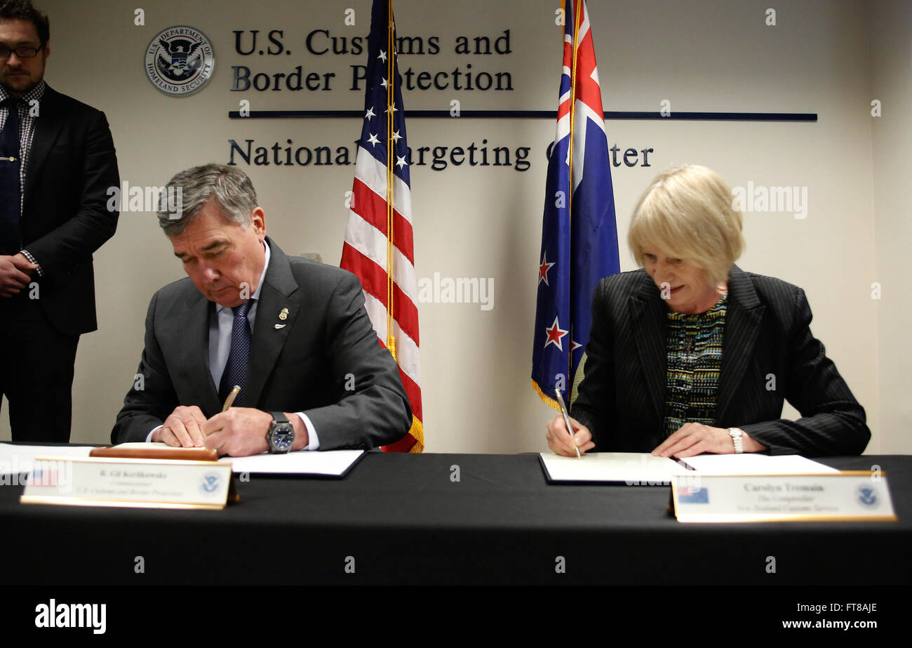 U.S. Customs and Border Protection Commissaire R. Gil Kerlikowske et Service des douanes néo-zélandais Contrôleur Carolyn Tremain signer une déclaration de principes tout en répondant à l'échelon National Targeting Center à Herndon, en Virginie, le 25 février 2016. (U.S. Customs and Border Protection Photo par Glenn Fawcett) Banque D'Images