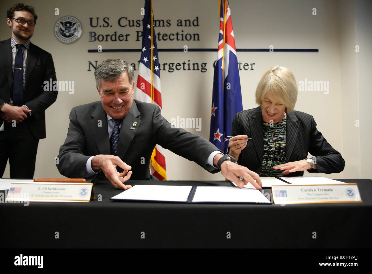 U.S. Customs and Border Protection Commissaire R. Gil Kerlikowske et Service des douanes néo-zélandais Contrôleur Carolyn Tremain switch documents qu'ils signent une déclaration de principes tout en répondant à l'échelon National Targeting Center à Herndon, en Virginie, le 25 février 2016. (U.S. Customs and Border Protection Photo par Glenn Fawcett) Banque D'Images