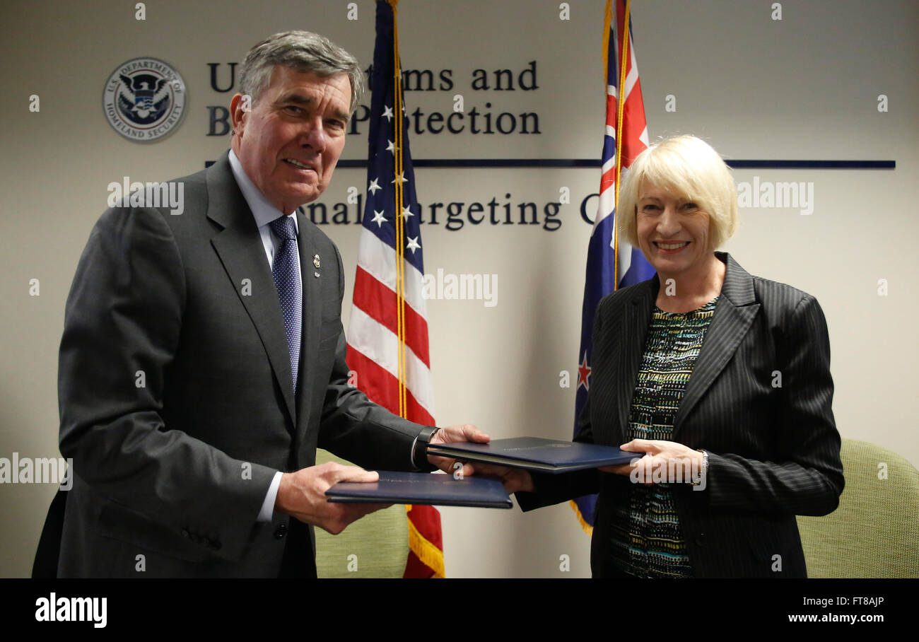 U.S. Customs and Border Protection Commissaire R. Gil Kerlikowske et Service des douanes néo-zélandais Contrôleur Carolyn Tremain posent pour une photo après avoir signé une Déclaration de principes tout en répondant à l'échelon National Targeting Center à Herndon, en Virginie, le 25 février 2016. (U.S. Customs and Border Protection Photo par Glenn Fawcett) Banque D'Images