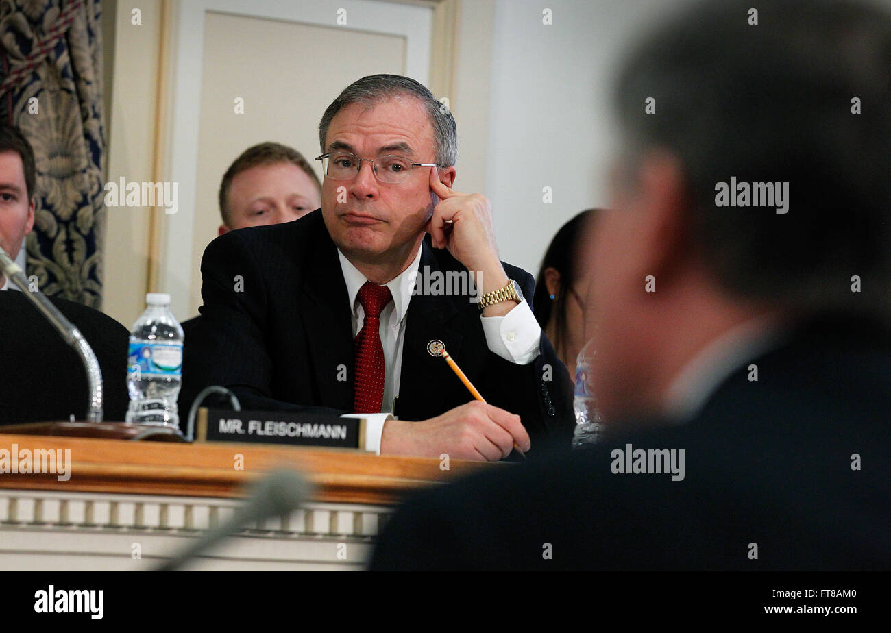 Le représentant Andy Harris écoute le commissaire américain aux douanes et à la protection des frontières R. Gil Kerlikowske témoigner le 1er mars 2016, lors d'une audience du Comité des crédits de la Chambre. Le témoignage a porté sur le budget et les niveaux de dotation du CBP. Banque D'Images