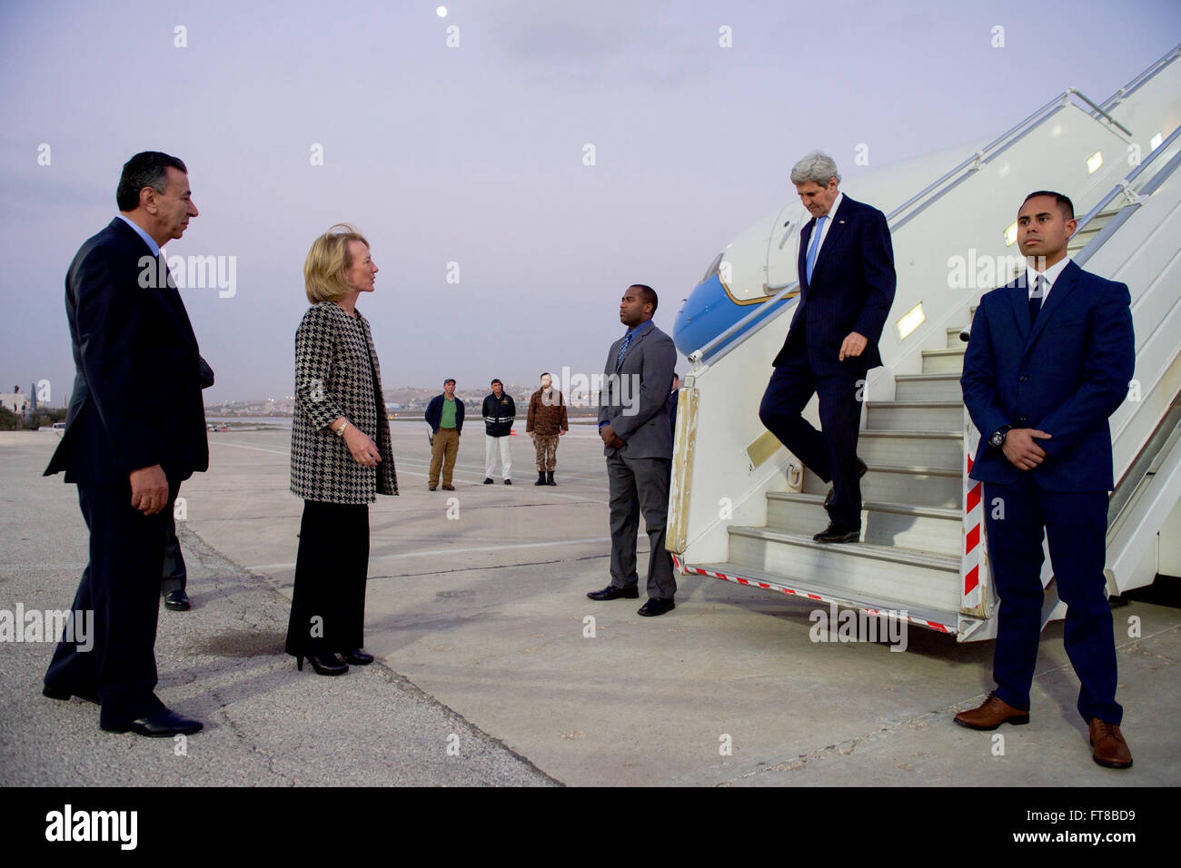 Alice Wells, ambassadrice des États-Unis en Jordanie, attend l'arrivée du secrétaire d'État américain John Kerry à l'aéroport international d'Amman-Marka le 20 février 2016. La rencontre avec les principaux dirigeants du moyen-Orient, y compris le roi Abdallah de Jordanie, fait partie des efforts diplomatiques déployés dans la région. Banque D'Images
