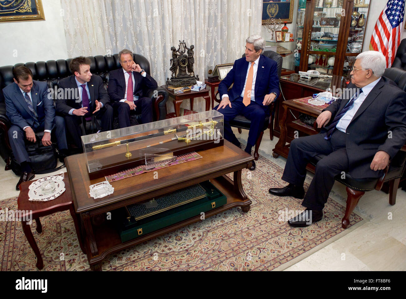 Le 21 février 2016, le secrétaire d’État américain John Kerry a rencontré le président de l’Autorité palestinienne Mahmoud Abbas pour des entretiens bilatéraux sur diverses questions, aux côtés de membres clés du département d’État américain, dont John Kirby, Tom Sullivan et Frank Lowenstein. Banque D'Images