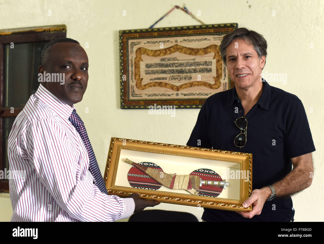Sous-secrétaire d'État Antony "Tony" Blinken rencontre le préfet d'Obock au cours de sa visite à la ville de Djibouti le 9 février. 2016. [Ministère de l'État photo/ Domaine Public] Banque D'Images