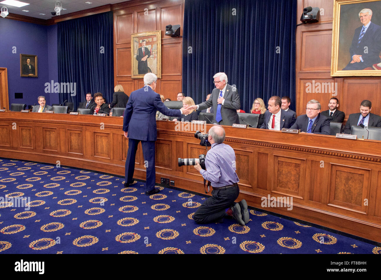 Le secrétaire d'Etat John Kerry, serre la main avec le président de la House Appropriations Committee, Représentant Harold Rogers du Kentucky, avant de témoigner à propos de l'administration Obama's 2017 Budget fédéral demande devant le groupe spécial à l'étranger Sous-Comité le 24 février 2016, sur la colline du Capitole à Washington, D.C. [Ministère de l'État photo/ Domaine Public] Banque D'Images