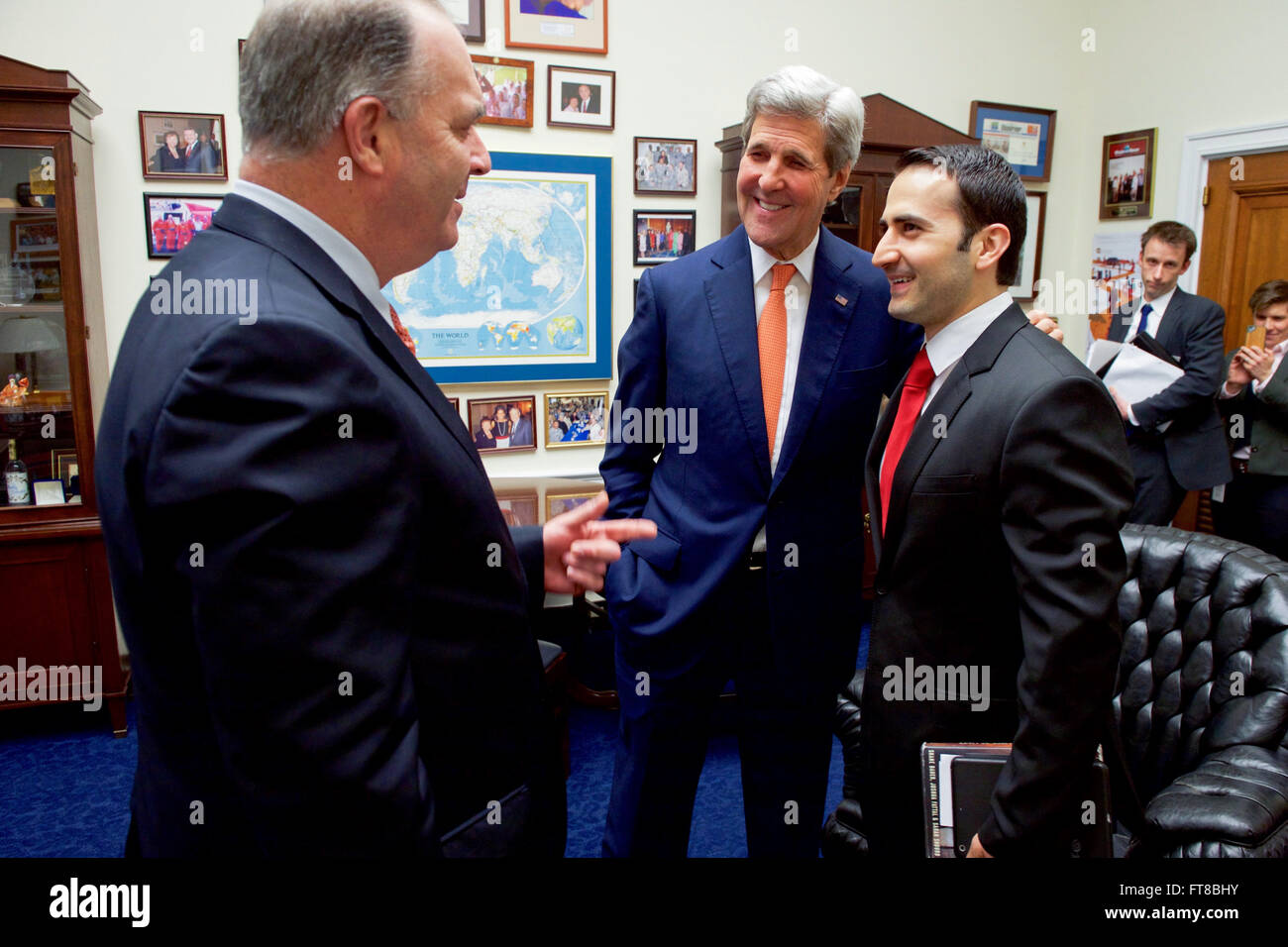 Le 24 février 2016, le secrétaire d'État américain John Kerry a rencontré Amir Hekmati, un ancien marine américain libéré de détention en Iran, aux côtés du représentant américain Dan Kildee au Capitole. Banque D'Images