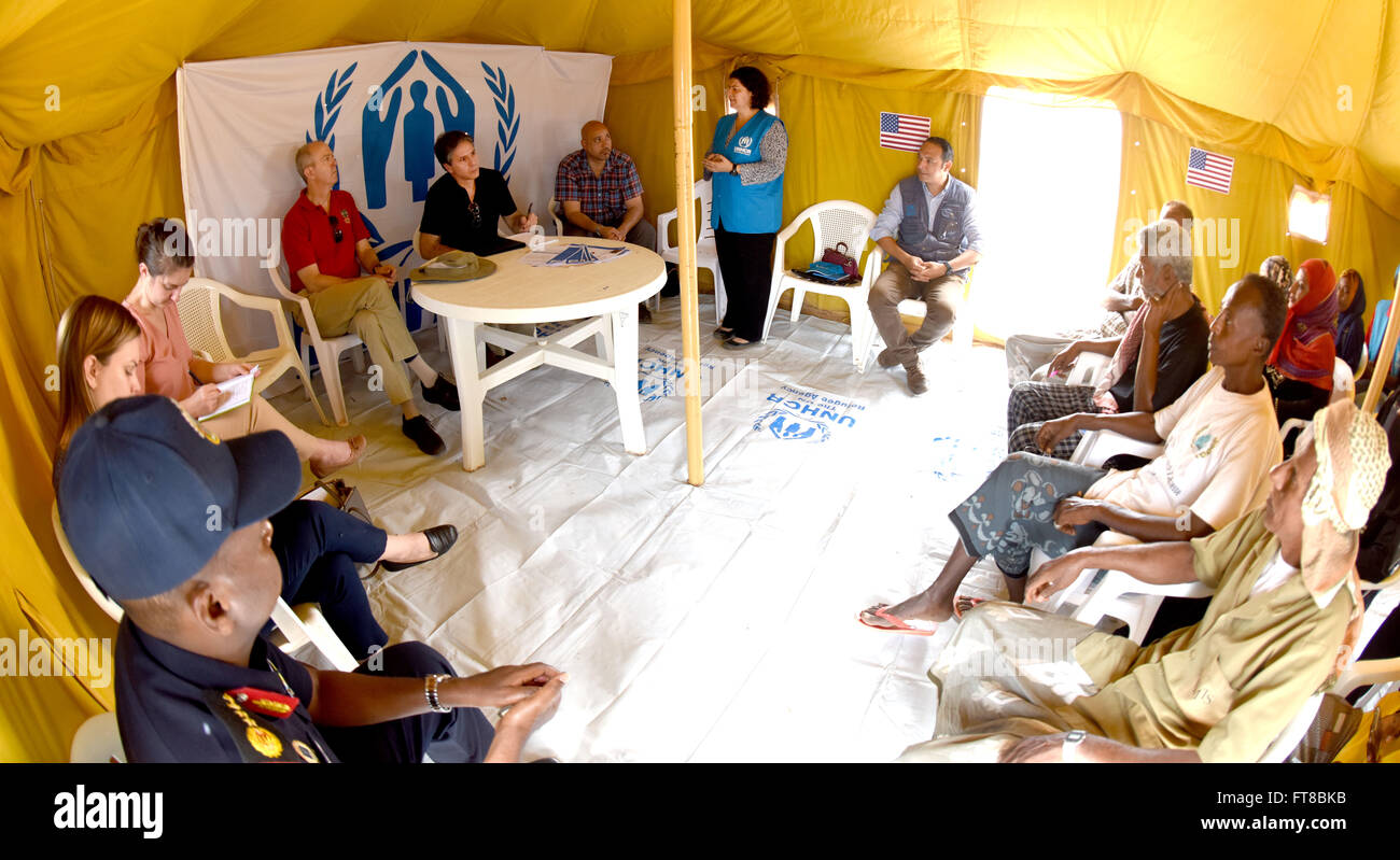 Sous-secrétaire d'État Antony "Tony" Blinken se réunit avec le personnel du HCR et les réfugiés, les dirigeants communautaires à la camp de réfugiés de Markazi à Djibouti le 9 février 2016. [Ministère de l'État photo/ Domaine Public] Banque D'Images
