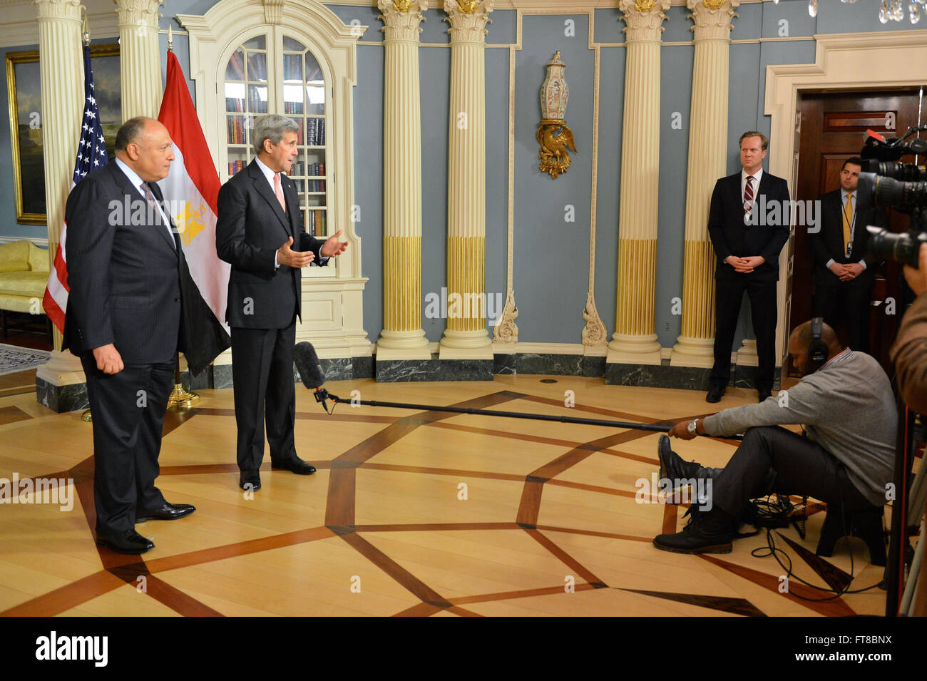 Le secrétaire d'Etat John Kerry et le Ministre des affaires étrangères égyptien Sameh Shoukry reporters adresse avant leur rencontre bilatérale à Washington, D.C., le 9 février 2016. [Ministère de l'État photo/ Domaine Public] Banque D'Images