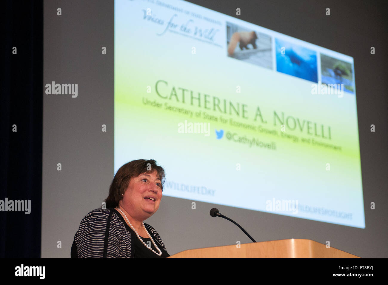 Cathy Novelli, sous-secrétaire d'État à la croissance économique, à l'énergie et à l'environnement, prend la parole à l'occasion de la Journée mondiale de la vie sauvage 2016 au Département d'État des États-Unis. L'événement, « Voices for the Wild : inspiration to action », a célébré les contributions des conteurs de la nature et a souligné l'importance de la conservation de la faune. Banque D'Images