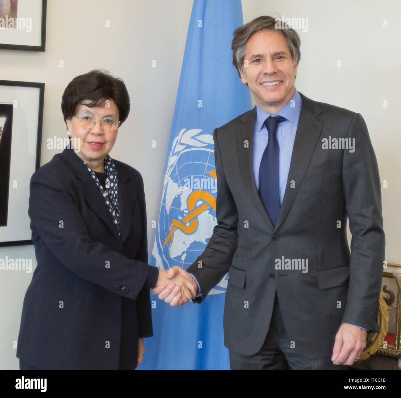 Une photographie du Secrétaire d’État adjoint Antony Blinken avec la Directrice générale DE L’OMS Margaret Chan lors d’une réunion à Genève, en Suisse, soulignant l’importance de la collaboration internationale dans le domaine de la santé mondiale. Banque D'Images