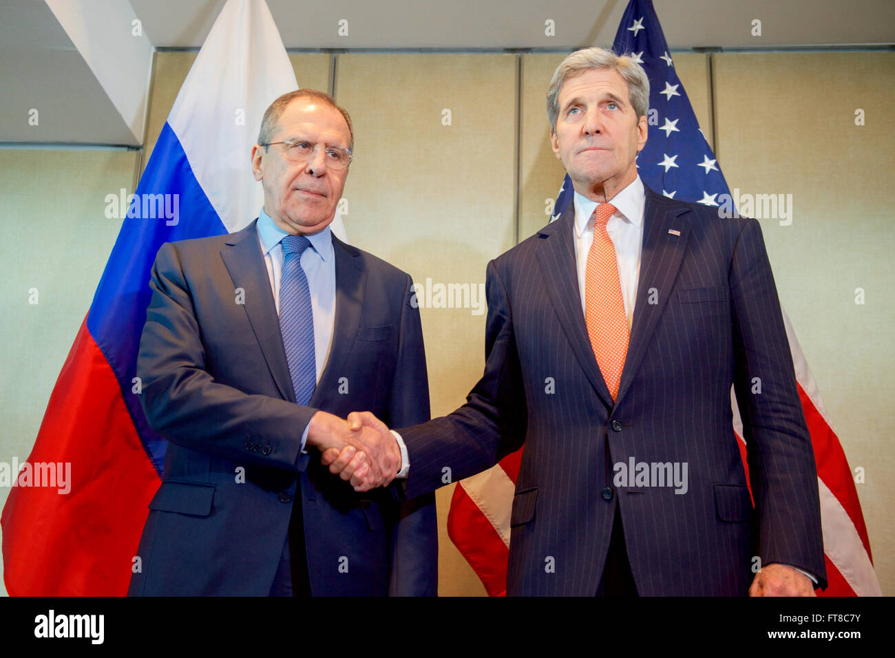 Le 11 février 2016, le secrétaire d’État américain John Kerry a rencontré le ministre russe des Affaires étrangères Sergueï Lavrov pour des pourparlers centrés sur la Syrie, avant la Conférence de Munich sur la sécurité. La réunion s'inscrivait dans le cadre des efforts diplomatiques en cours. Banque D'Images